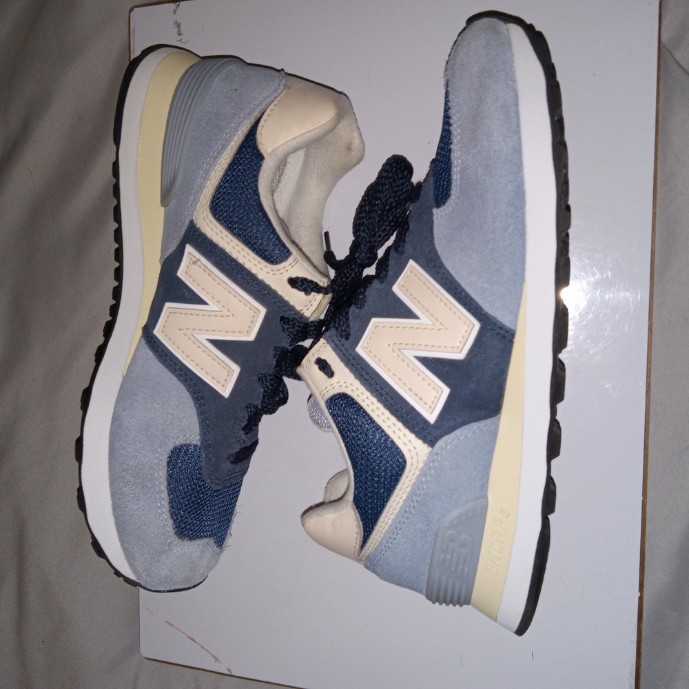 $40 Womens Size 7 New Balance Blue and Cream Sneakers